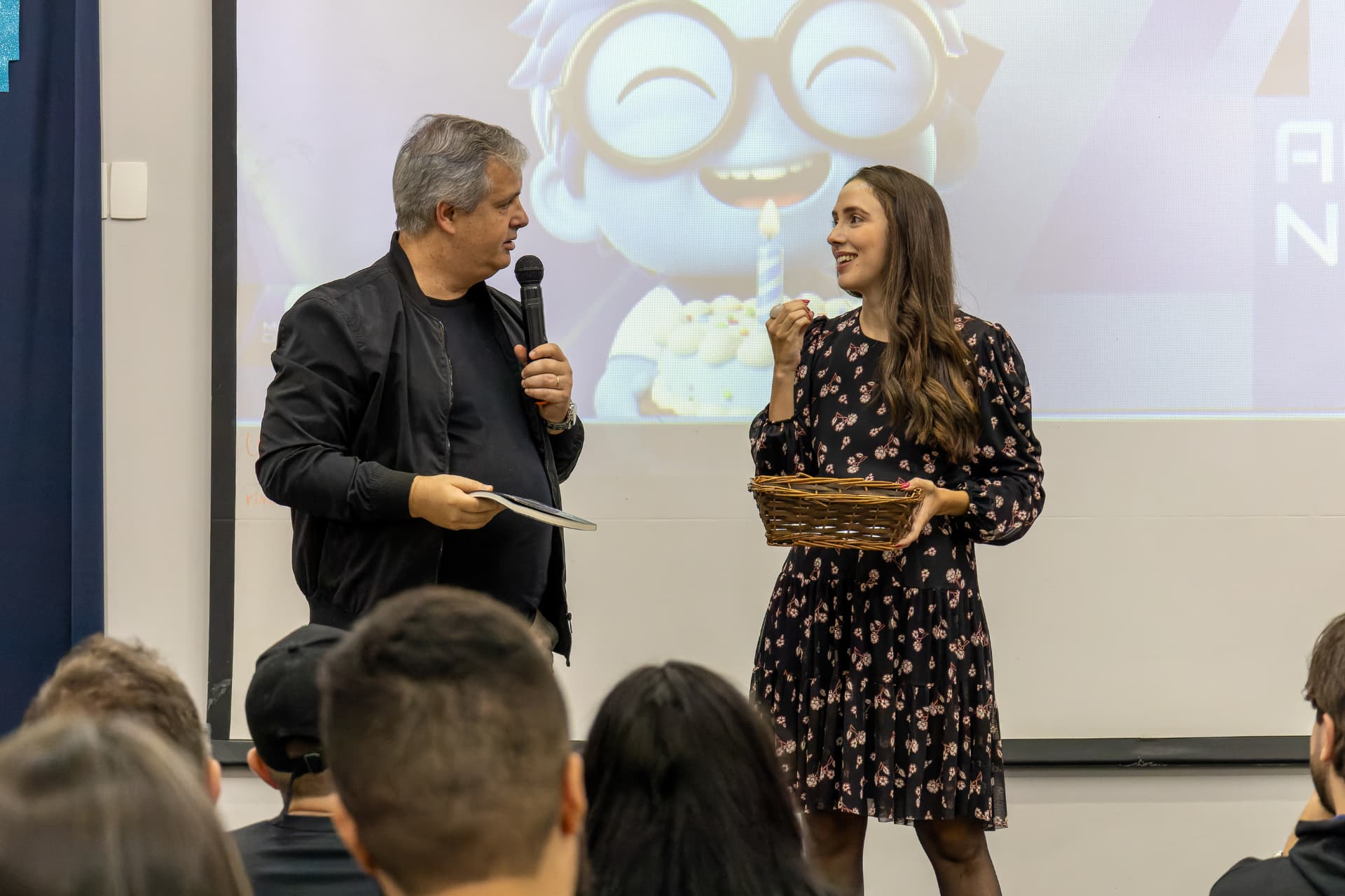 Reconhecimento do time no aniversário da companhia.